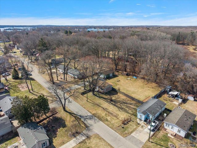 5275 Lake Grove Drive, White Lake Charter Township, MI 48383