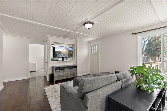 5275 Lake Grove Drive, White Lake Charter Township, MI 48383