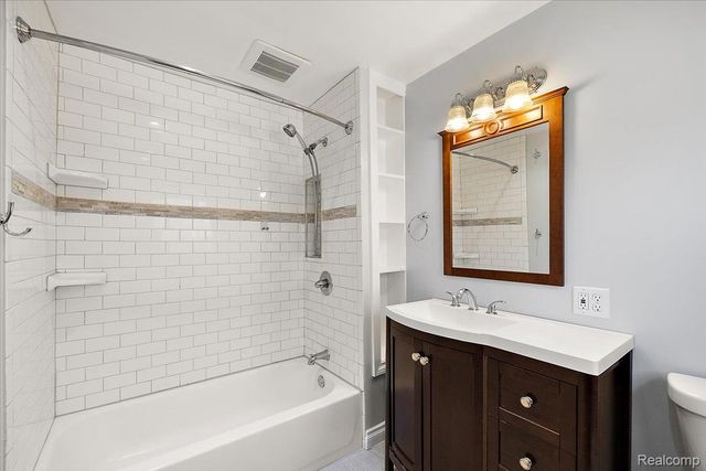 5275 Lake Grove Drive, White Lake Charter Township, MI 48383