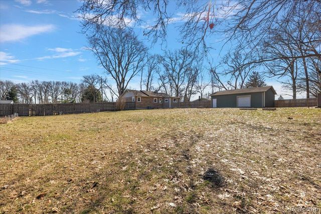 5275 Lake Grove Drive, White Lake Charter Township, MI 48383