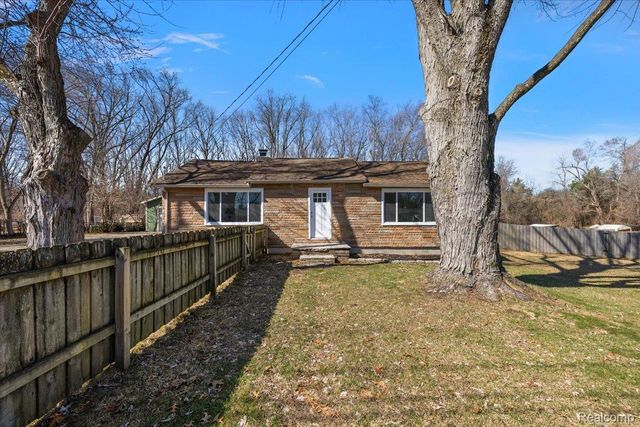 5275 Lake Grove Drive, White Lake Charter Township, MI 48383