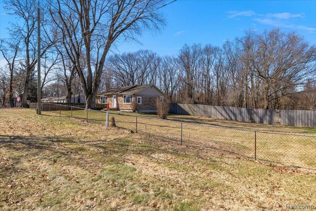 5275 Lake Grove Drive, White Lake Charter Township, MI 48383