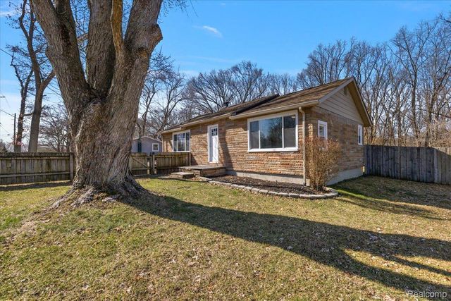 5275 Lake Grove Drive, White Lake Charter Township, MI 48383