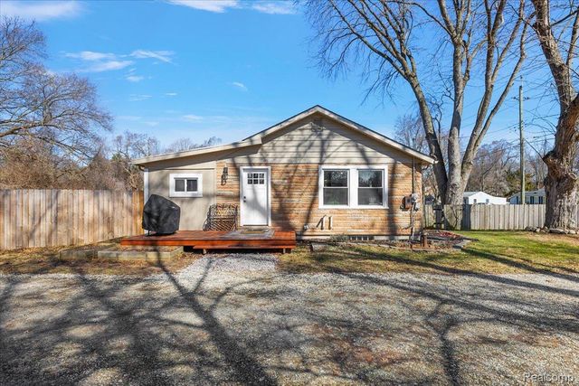 5275 Lake Grove Drive, White Lake Charter Township, MI 48383