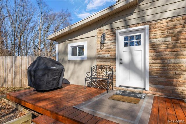 5275 Lake Grove Drive, White Lake Charter Township, MI 48383