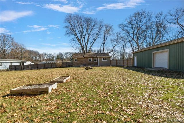 5275 Lake Grove Drive, White Lake Charter Township, MI 48383