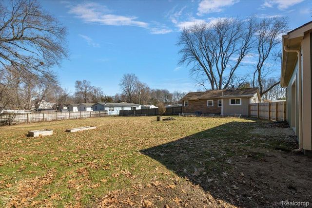 5275 Lake Grove Drive, White Lake Charter Township, MI 48383