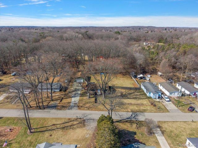 5275 Lake Grove Drive, White Lake Charter Township, MI 48383