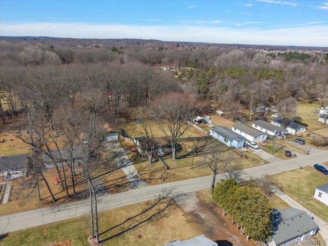 5275 Lake Grove Drive, White Lake Charter Township, MI 48383