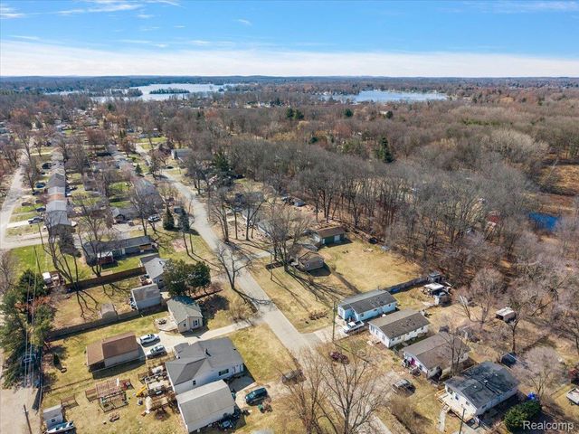 5275 Lake Grove Drive, White Lake Charter Township, MI 48383