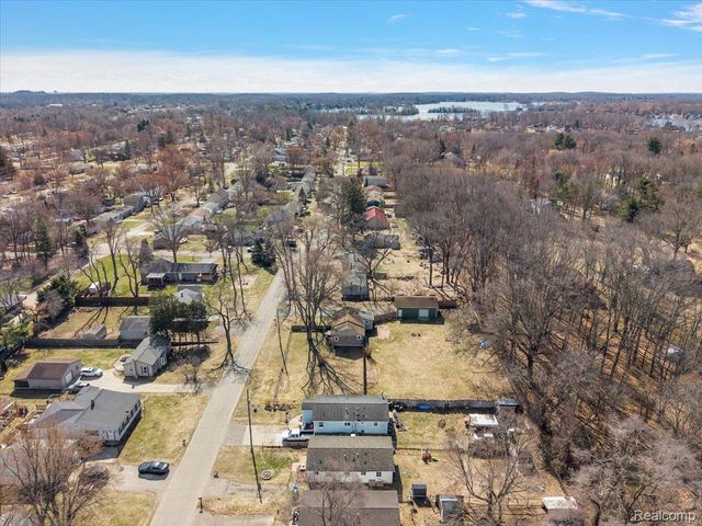 5275 Lake Grove Drive, White Lake Charter Township, MI 48383