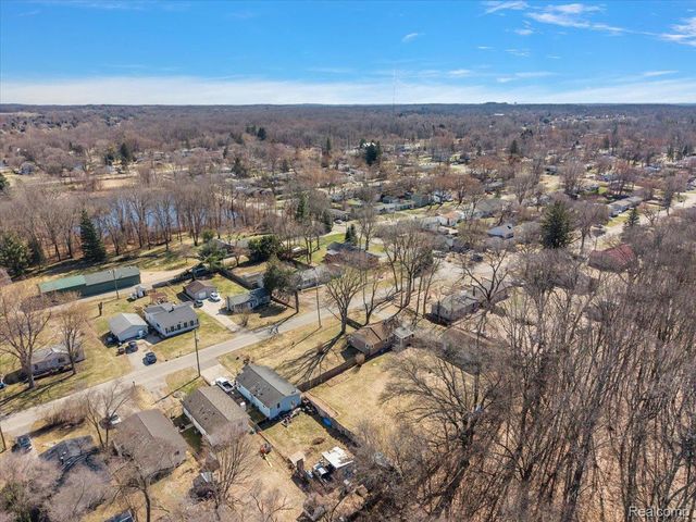 5275 Lake Grove Drive, White Lake Charter Township, MI 48383