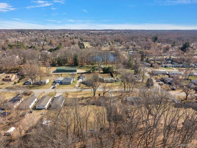 5275 Lake Grove Drive, White Lake Charter Township, MI 48383