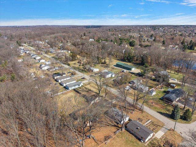 5275 Lake Grove Drive, White Lake Charter Township, MI 48383