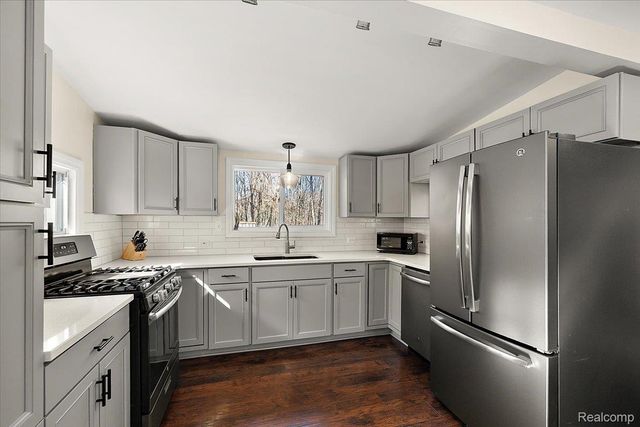 5275 Lake Grove Drive, White Lake Charter Township, MI 48383