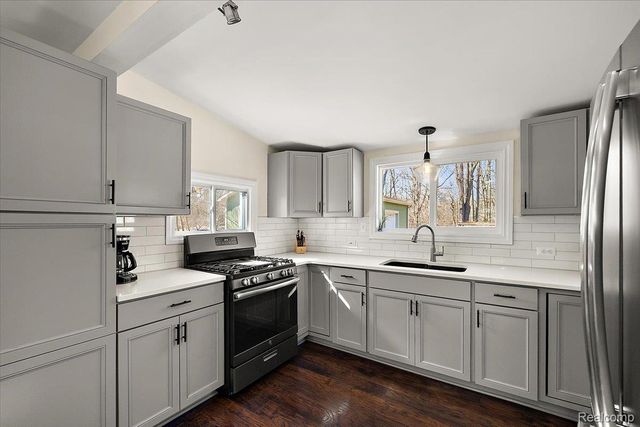 5275 Lake Grove Drive, White Lake Charter Township, MI 48383