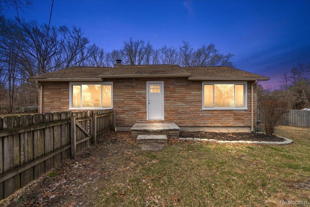 5275 Lake Grove Drive, White Lake Charter Township, MI 48383