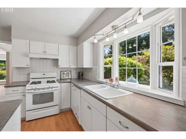 7250 Sw BENZ PARK Dr, Portland, OR 97225