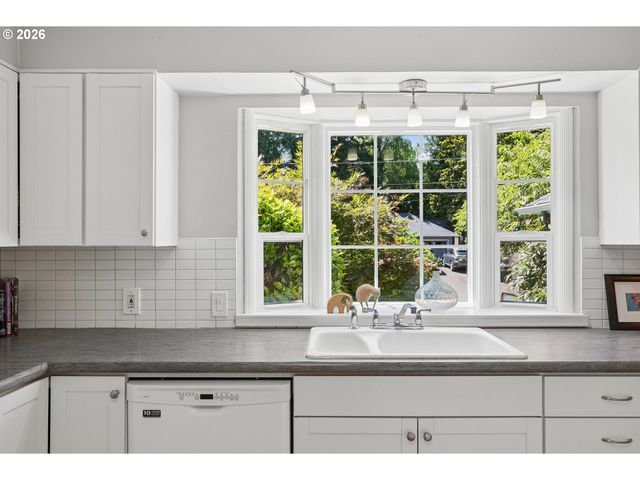 7250 Sw BENZ PARK Dr, Portland, OR 97225