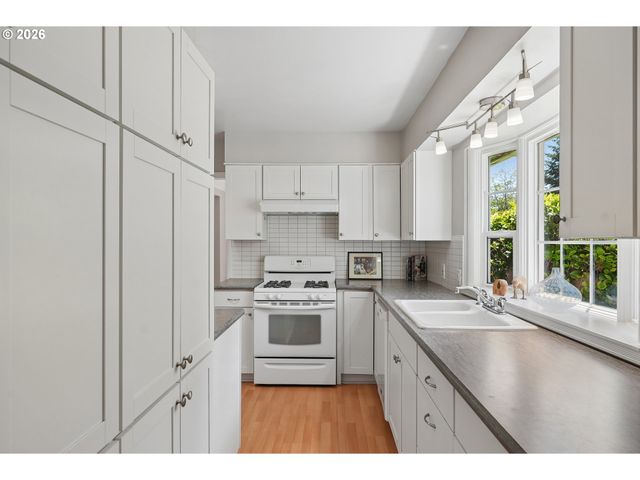 7250 Sw BENZ PARK Dr, Portland, OR 97225