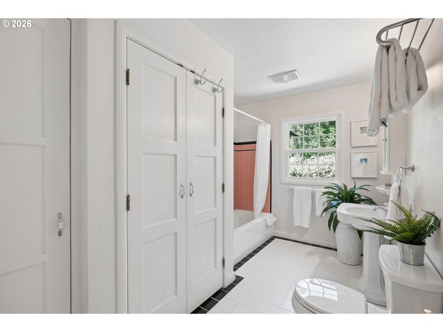 7250 Sw BENZ PARK Dr, Portland, OR 97225