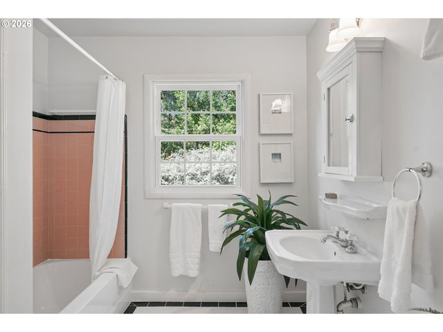 7250 Sw BENZ PARK Dr, Portland, OR 97225