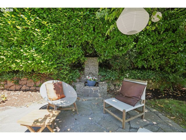 7250 Sw BENZ PARK Dr, Portland, OR 97225