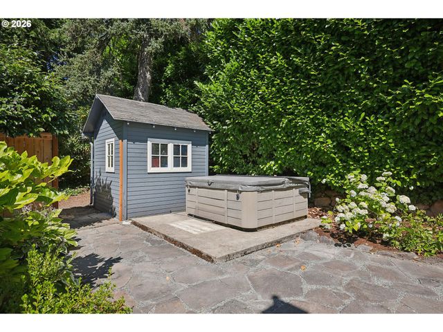 7250 Sw BENZ PARK Dr, Portland, OR 97225