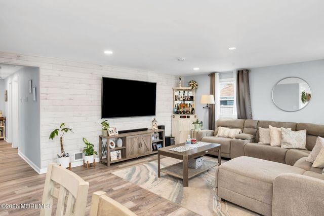 238 Forepeak Avenue, Beachwood, NJ 08722