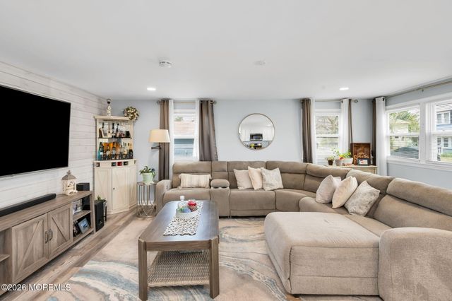 238 Forepeak Avenue, Beachwood, NJ 08722