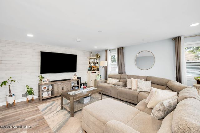 238 Forepeak Avenue, Beachwood, NJ 08722