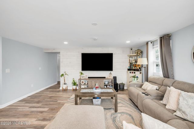 238 Forepeak Avenue, Beachwood, NJ 08722