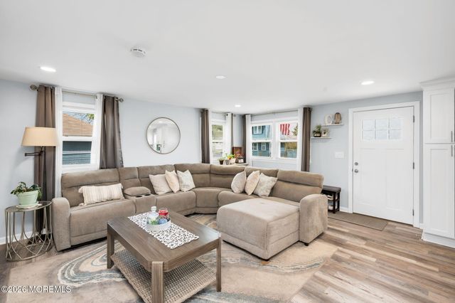 238 Forepeak Avenue, Beachwood, NJ 08722