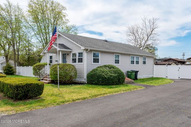 238 Forepeak Avenue, Beachwood, NJ 08722