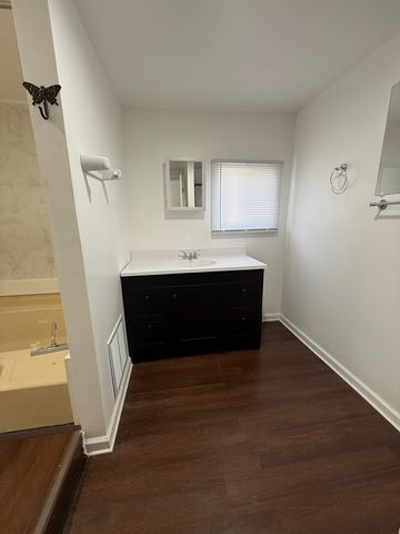 605 Tanglewood Road, Matteson, IL 60443