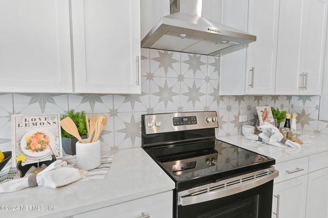 6059 CROSSROADS STATION Drive, Jacksonville, FL 32205