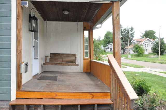 1402 11th Avenue, Belle Plaine, IA 52208