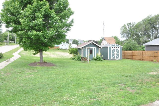 1402 11th Avenue, Belle Plaine, IA 52208