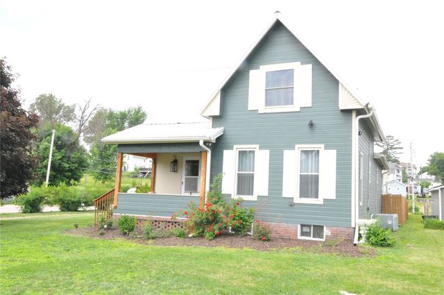 1402 11th Avenue, Belle Plaine, IA 52208