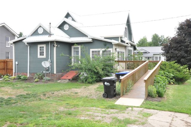 1402 11th Avenue, Belle Plaine, IA 52208