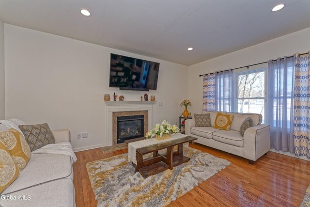 1 Haywood Lane, North Greenbush, NY 12144