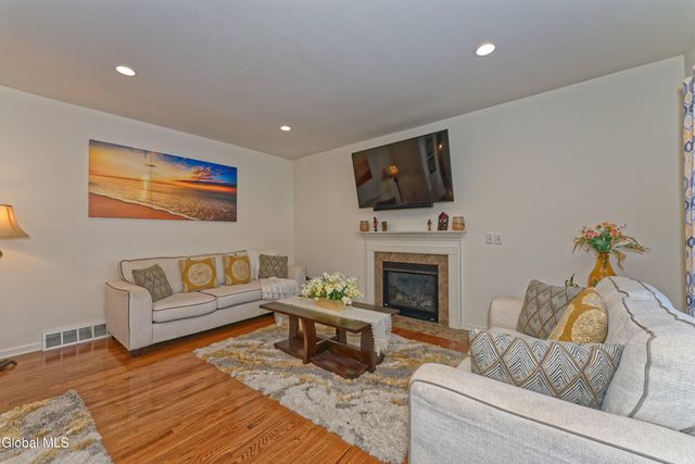 1 Haywood Lane, North Greenbush, NY 12144