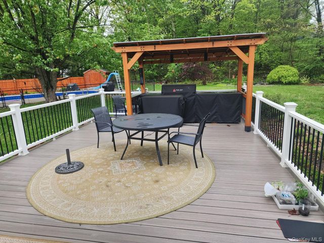 24 Robyn Drive, Marlboro, NY 12542