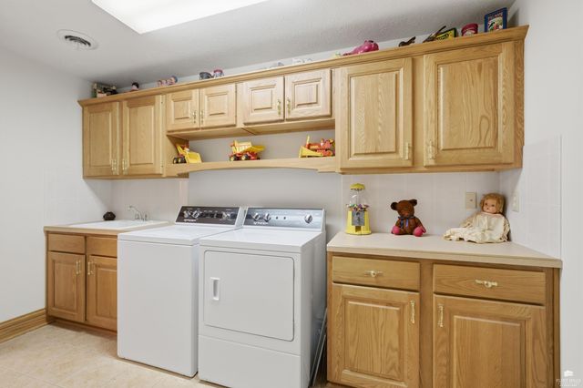 1608 Oakridge Drive, Junction City, KS 66441