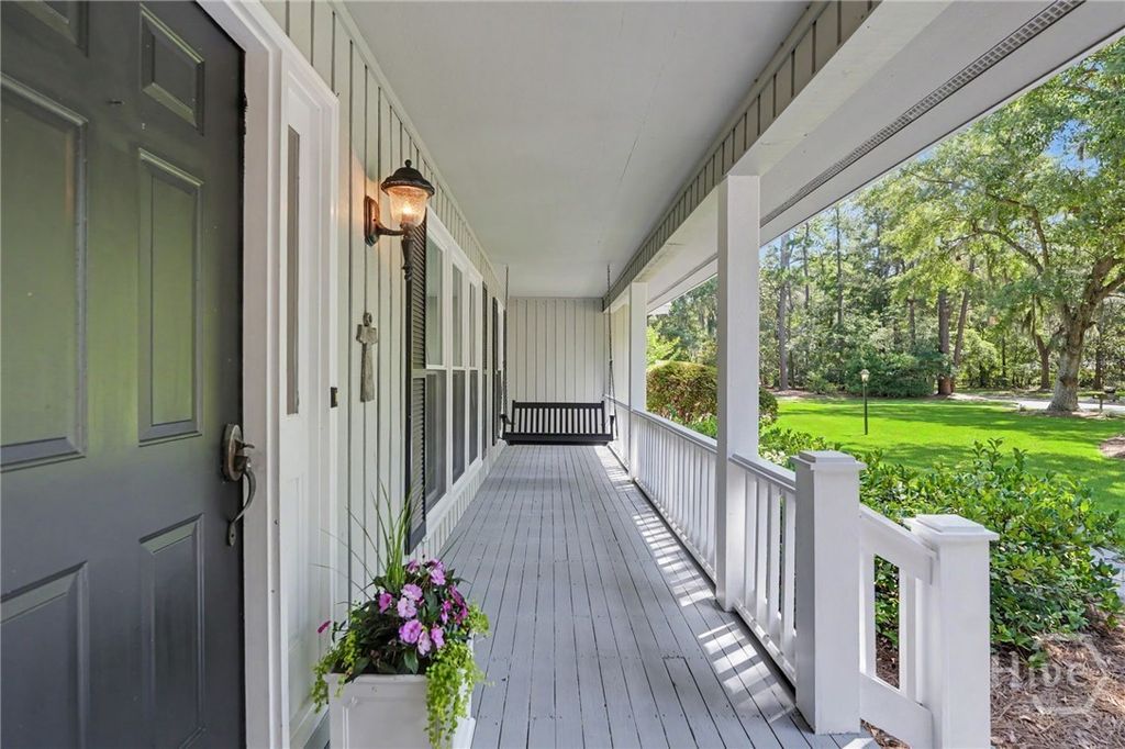 Image 6 of property listing at 7 Fletcher Lane, Savannah, GA 31411