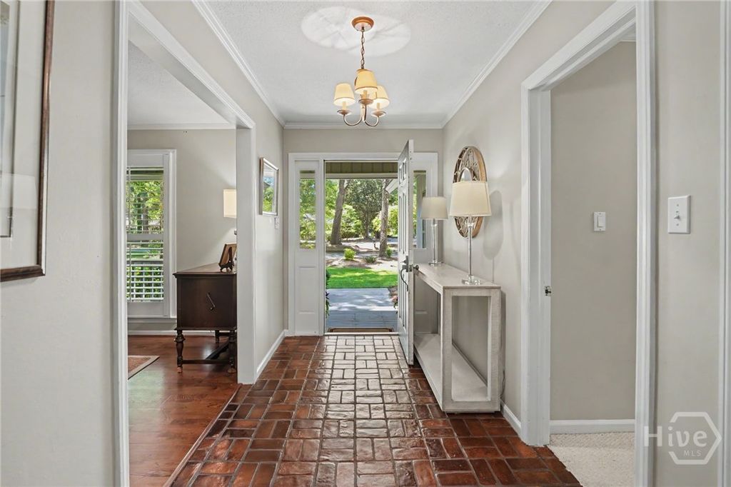 Image 8 of property listing at 7 Fletcher Lane, Savannah, GA 31411