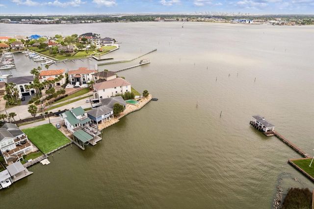 2112 Fenwood Street, Kemah, TX 77565