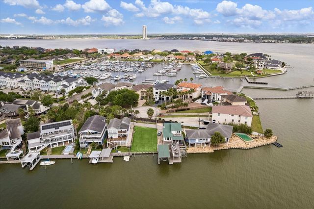 2112 Fenwood Street, Kemah, TX 77565