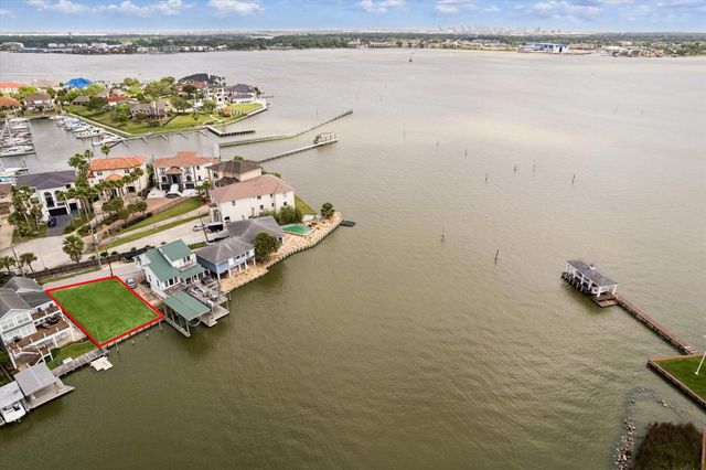 2112 Fenwood Street, Kemah, TX 77565