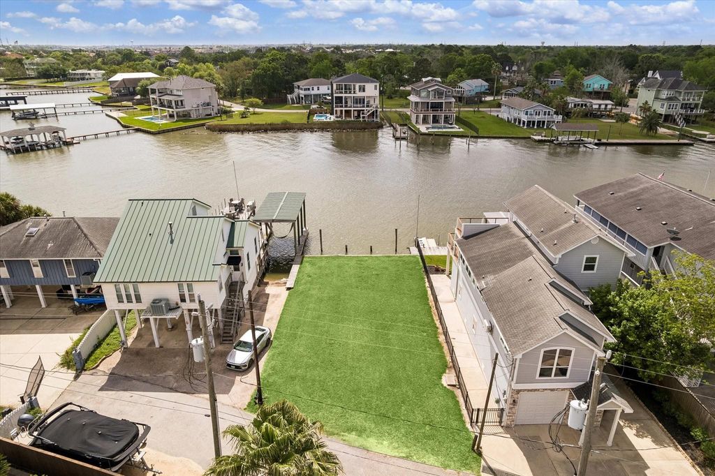 2112 Fenwood Street, Kemah, TX 77565